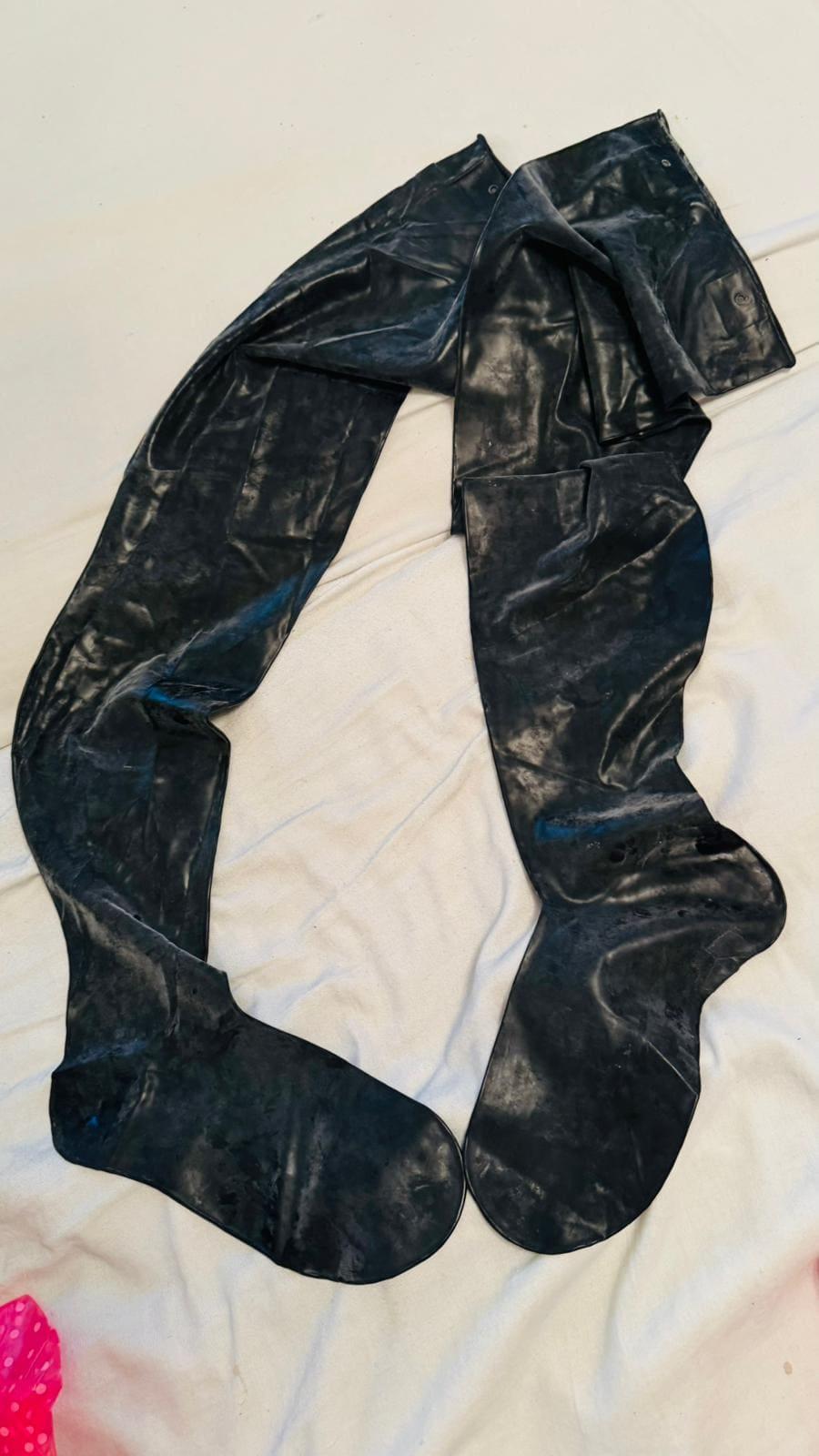 Latex & PVC Sammlung – Catsuits, Masken, Hosen, Zubehör